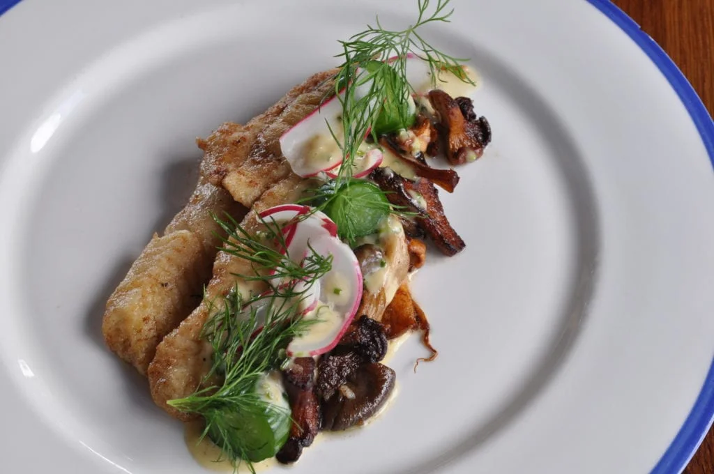 Ät gott i en restaurang vid Siljan