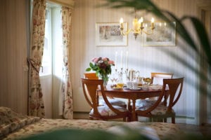 Svit med badkar och mysigt kök